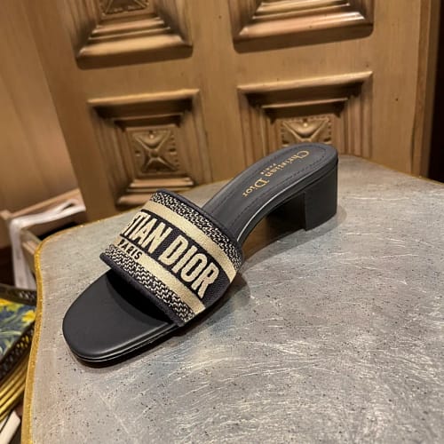 KakaoTalk_20241226_032250016_03 디올 디 웨이 딥 블루 자수 뮬 힐